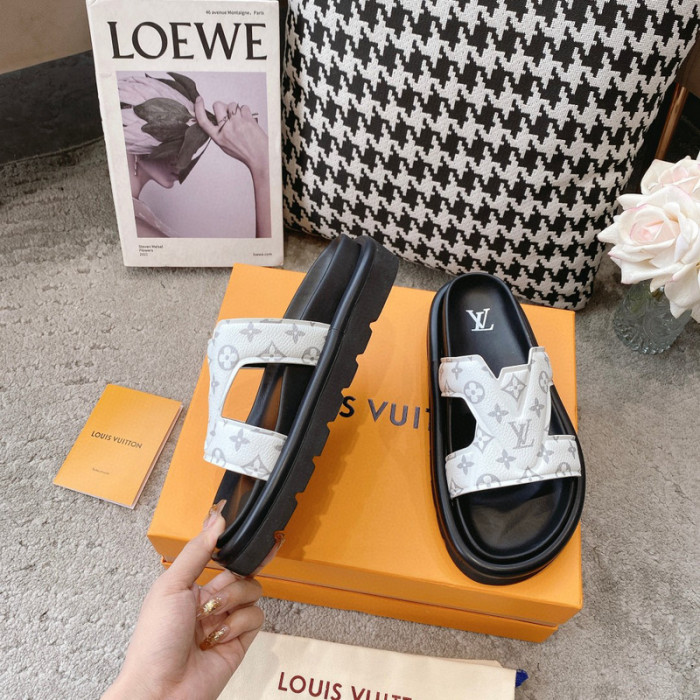 LV SLIPPERS