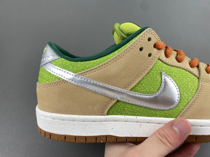 Nike SB Dunk Low “Escargot”  FQ7585-200